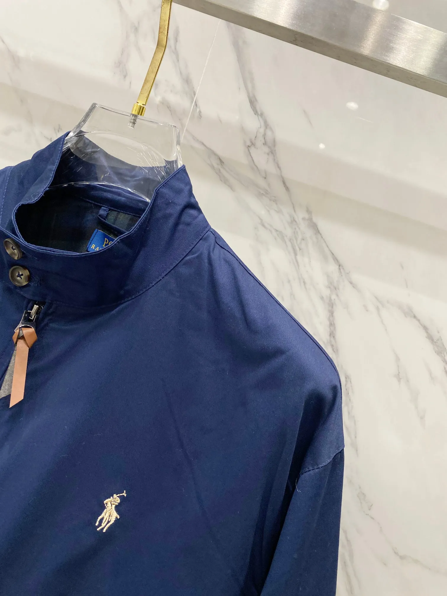 P290 -Ralph Lauren/Ralph Lauren classic three-color men's and women's old cadre zipper stand collar jacket - the same style as Yi Mengling. Recommended by many fashion bloggers, the Harrington jacket's lapel zipper windproof design perfectly blends casual style and street trend elements, and is very suitable for neutral wear. The fabric texture of the jacket is excellent and comfortable to wear. It is a very versatile and trendy jacket. Original development, 100% pure cotton fabric, exquisite embroidery, evergreen style for all seasons, feel free to buy it, retro will never go out of style!  Color: Black Navy Khaki Size: /M/L/XL M: Shoulder Width 52, Clothing Length 70, Bust 122 Sleeve Length 66 L: Shoulder Width 53, Clothing Length 72, Bust 126 Sleeve Length 67.5 XL: Shoulder Width 54, Clothing Length 74, Bust 130 Sleeve Length 69
